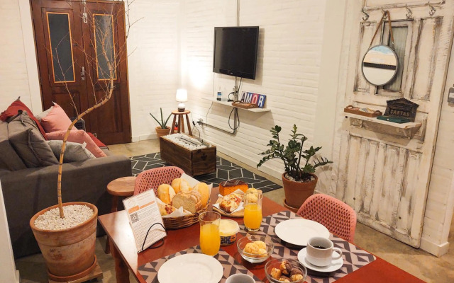 Casa de Tijolinho com Netflix e estacionamento