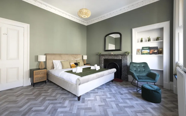 JOIVY Homely 1-Bed Flat By St Giles W/ Desk