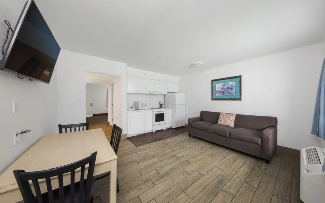 Holiday Terrace Beachfront Hotel, a By The Sea Resort