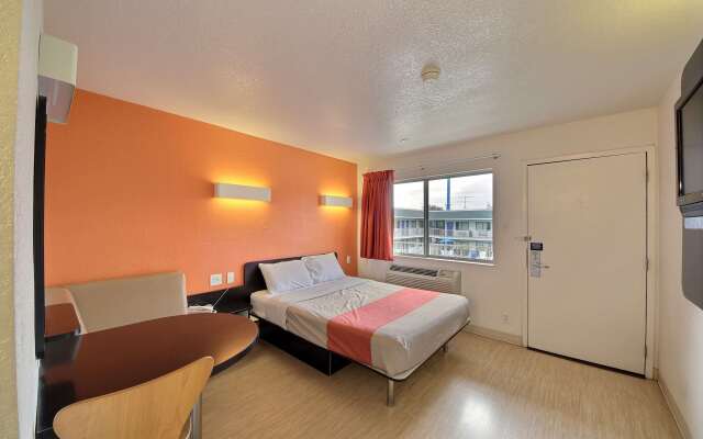 Motel 6 San Marcos, TX