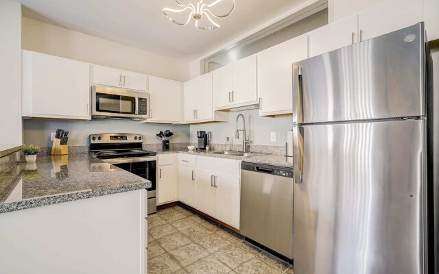 TWO CozySuites Apt w Skybridge Access 4