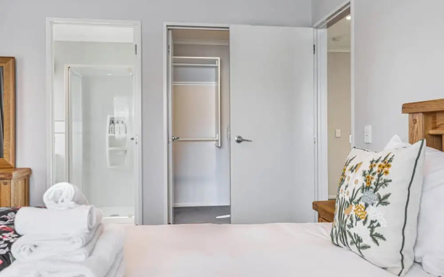 Comfy 4BR Home w/ Mt. Wellington View Zodiak Stays