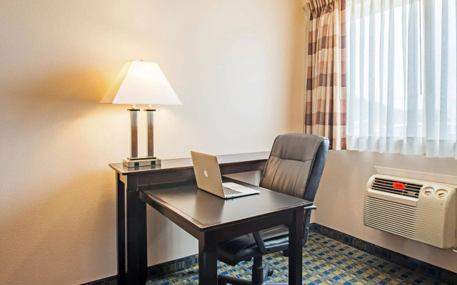 Quality Inn & Suites Kenedy - Karnes City