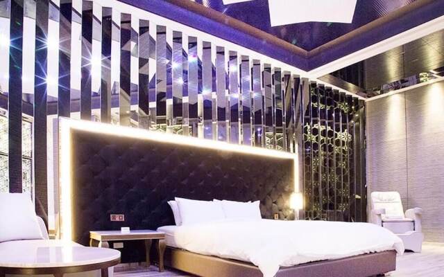 Royal Group Motel Feng Shan Branch