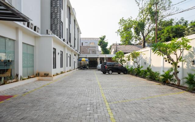 RedDoorz Plus near Lippo Mall Kemang 2
