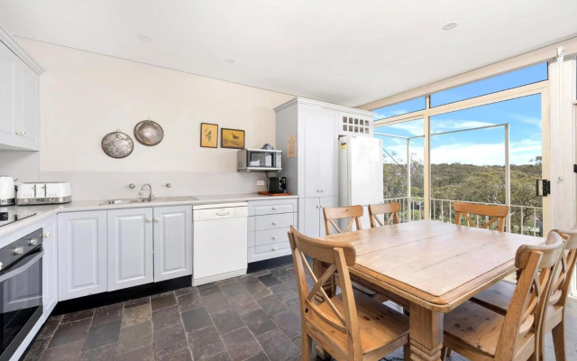 Sea Point at Hyams Beach 4pm Check Out Sundays