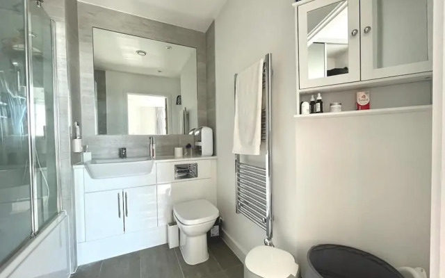 Stylish 1-Bedroom Apt with Stunning London Views