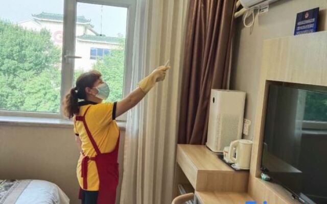 Super 8 Hotel (Beijing Changping Subway Station)