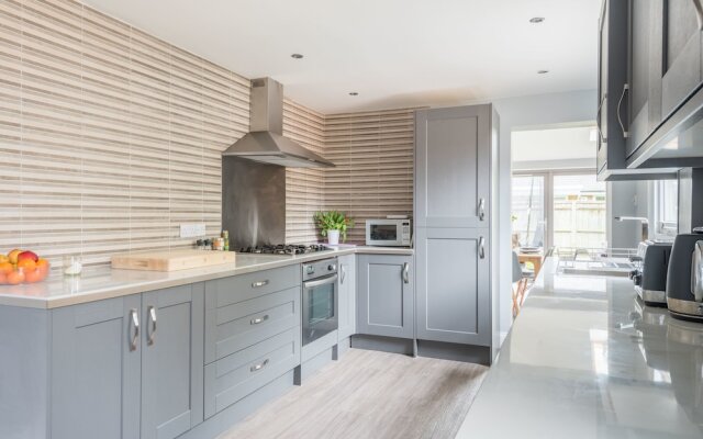 Stylish Family Home by Twickenham Stadium