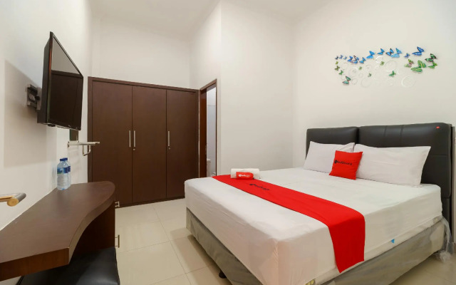 RedDoorz near Kejaksan Station Cirebon 2