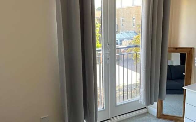 Private Rooms In A Cheerful 4-Bedroom Town House