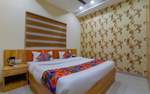 FabHotel Super 3 Premium - 800m from Kashi Vishwanath Temple