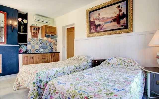 Romantic Puerto Banus Villa, Sea Mountain Views