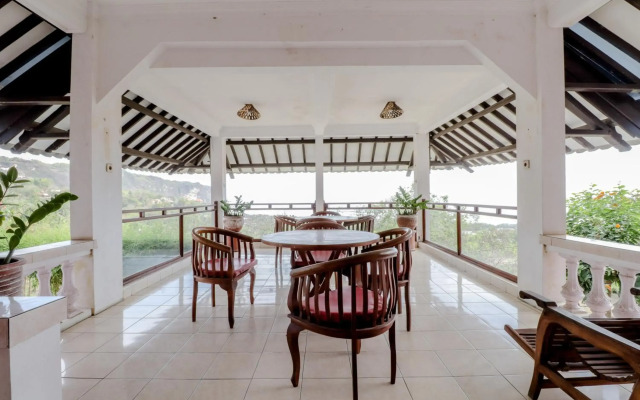 Adinda Beach Hotel and Villa by ZUZU