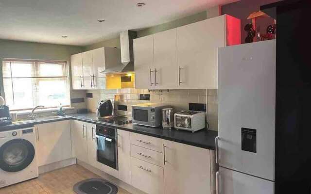 Remarkable 2-bed House in Northolt
