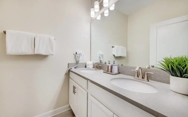 Elegant Home With Themed Bedrooms Near Disney
