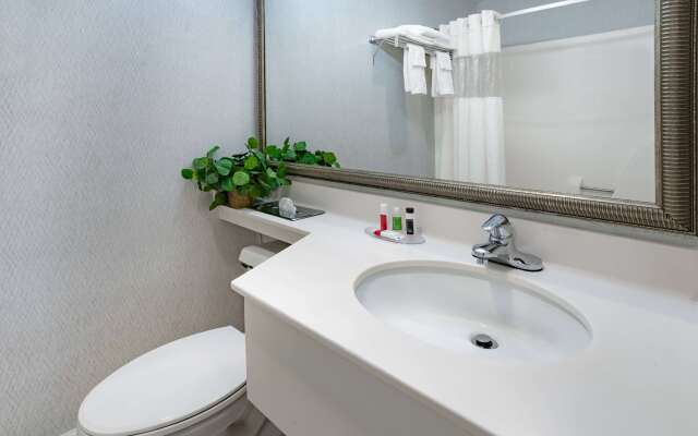 Howard Johnson by Wyndham Lenox