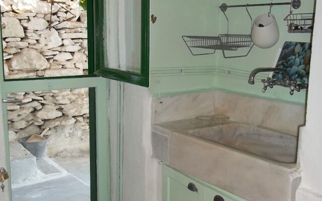 Hidesign Athens Traditional Stone house in Kea