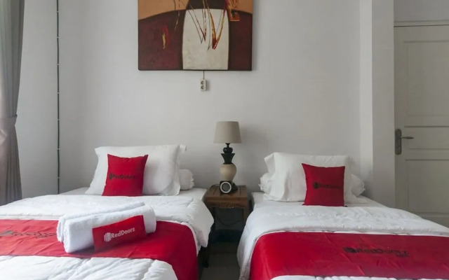 RedDoorz Syariah Plus near Trans Studio Cibubur