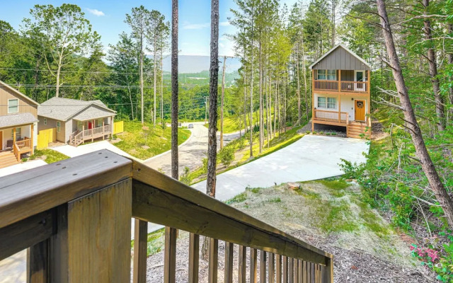 Ideal Location & Mountain Views: Chattanooga Home!