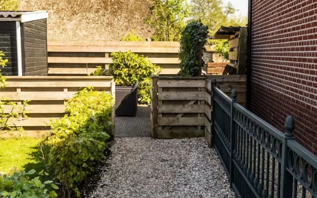 Lush Holday Home With Garden Near sea