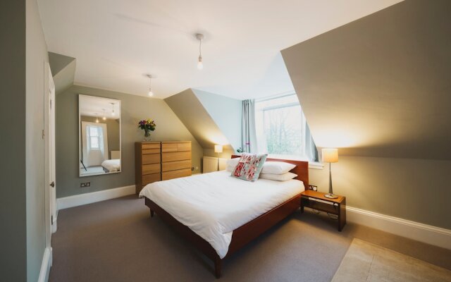 Beautiful 3 Bedroom Georgian Townhouse With Parking