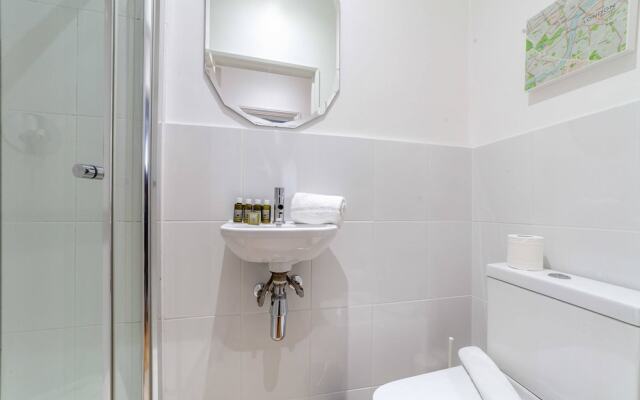 Bright and Spacious Earls Court Gem