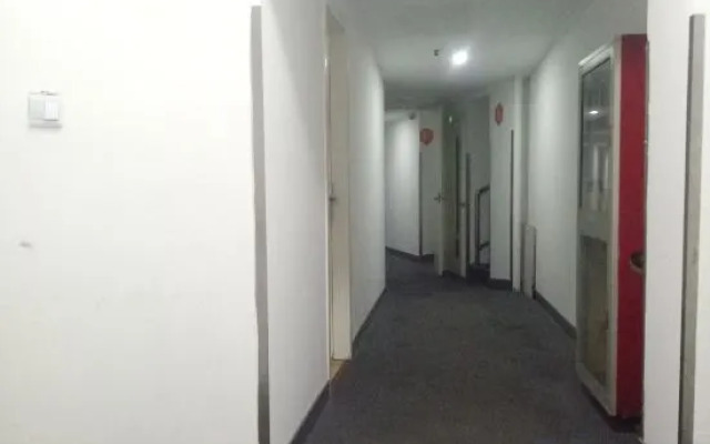 Pengyi Hotel (Shanghai No.9 People's Hospital Xizang South Road Subway Station)