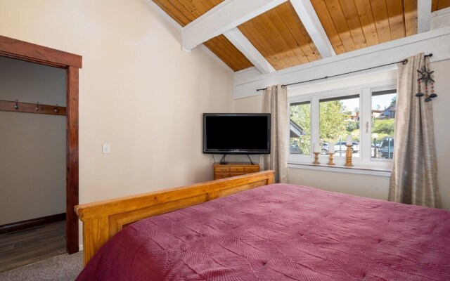 Herbage E2 Townhouse Near Mountain Base by RedAwning