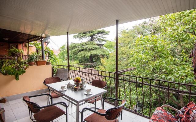 Lia's Guest House