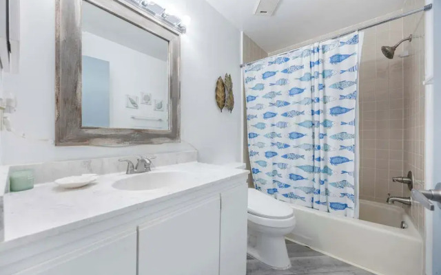 Treetop Beach Condo Sleeps 7!