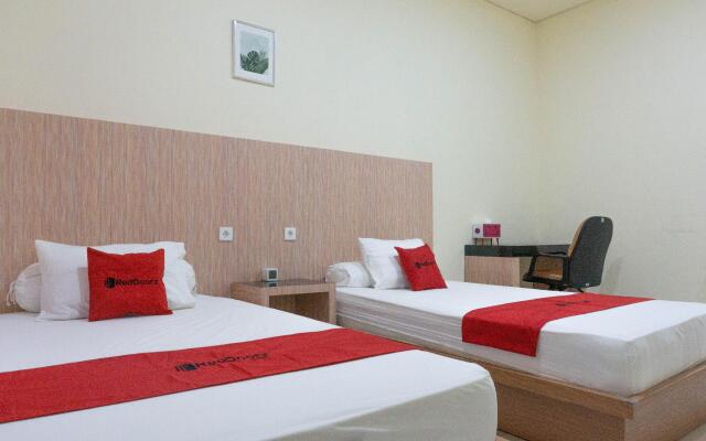 RedDoorz Syariah near Sultan Muhammad Kaharuddin Airport