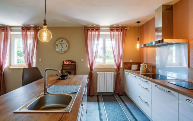 Les Volets Rouges (PEU101)