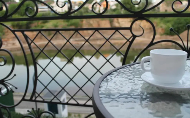 Gotel' River House