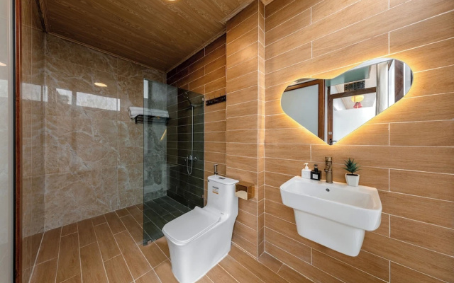 Room in House - Trang An Ao Dai Homestay - Triple Room With Field View - Bich Dong Room – Bathroom – Hoa Lu
