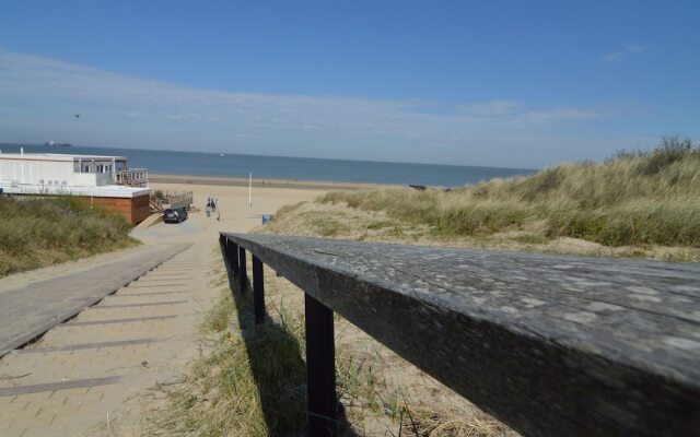 Apartment in Nieuwvliet with Roof Terrace, Garden, Parking