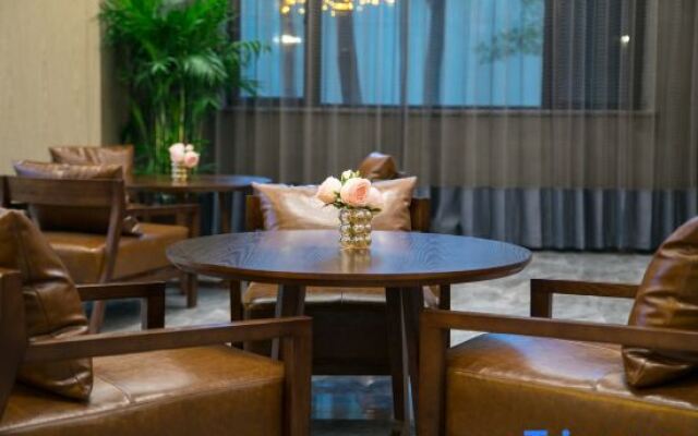 Weiting Hotel (Shanghai People's Square Subway Station Changzheng Hospital Branch)