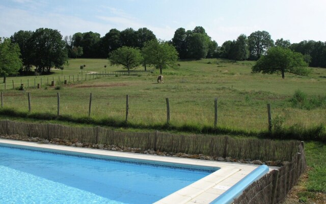 Luxurious Holiday Home with Pool in Ajat France