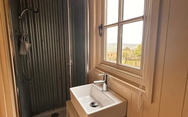 Tranquil Cabin Retreat Near Chepstow