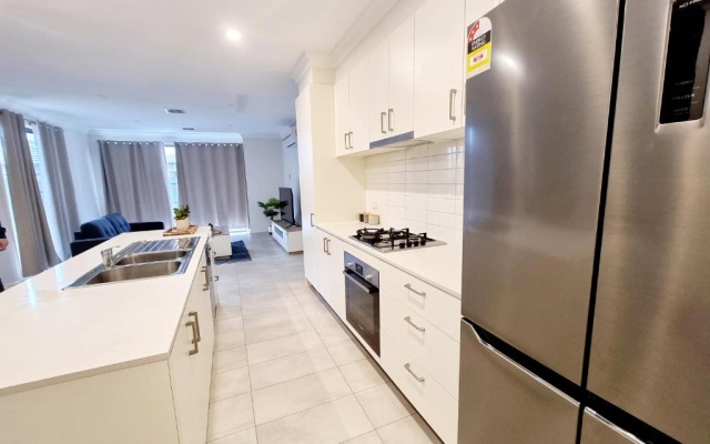 Modern Narre Warren three bedroom townhouse, close to Fountain Gate SC – Kitchen – Melbourne