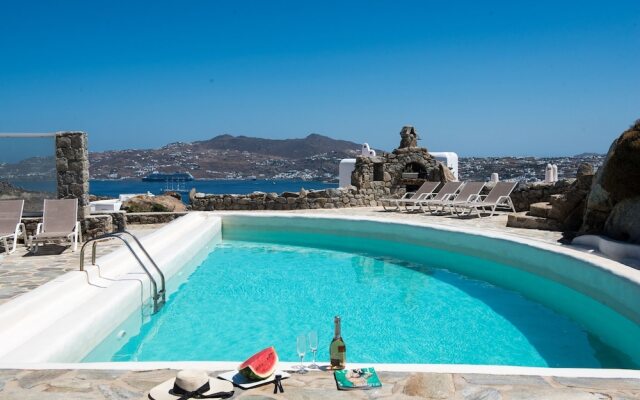 Elegant villa with ocean views & 2 pools