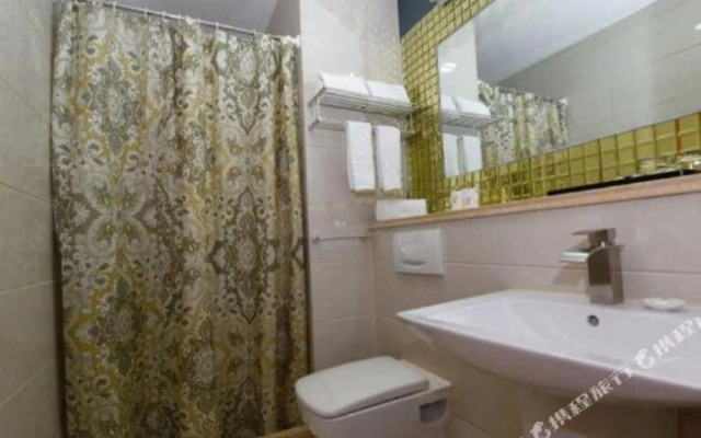 Lanwan Hotel (Karamay Xihuan Road)