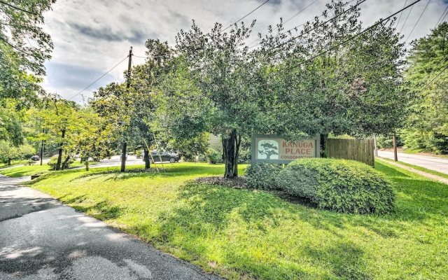 Condo w/ Sunroom, Near Downtown Hendersonville!