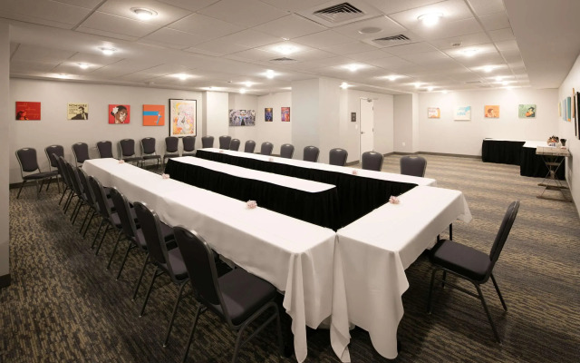 Hotel RL Baltimore Inner Harbor