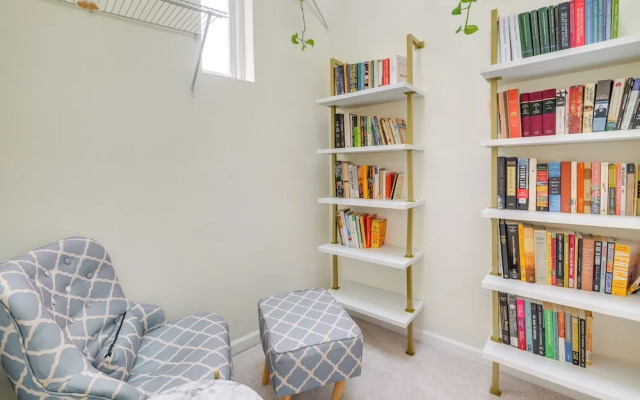 5 Mi to US Capitol: Washington DC Townhome