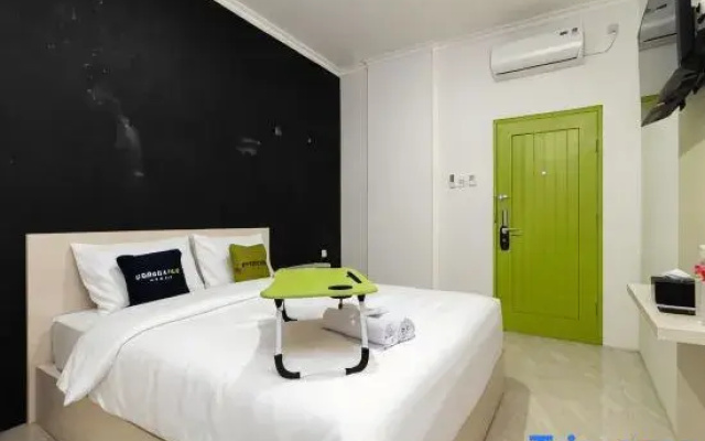 Urbanview Hotel Bizhome Artha Gading Boulevard by RedDoorz