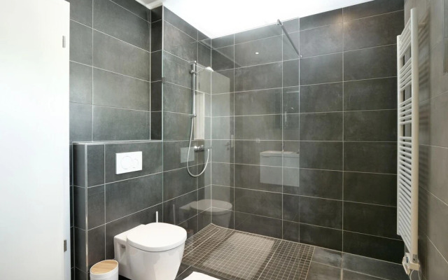 2BR Apt 100 m2 w Terrace Garden & Pkg