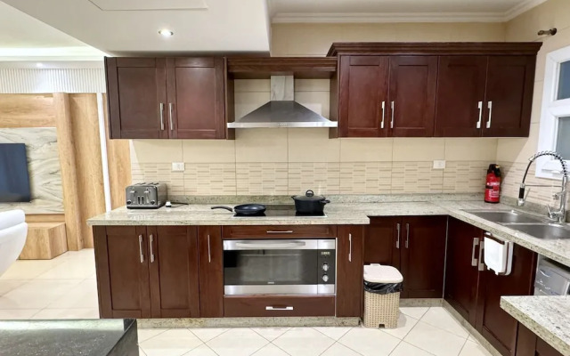 Calm & Classy 2BR - 5 min to Airport