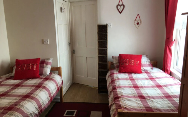 Homely 2- bed Apartment -ground Floor-sleeps 4