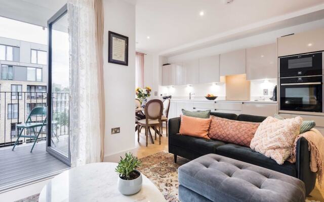 Rosy and Cosy West London Apartment